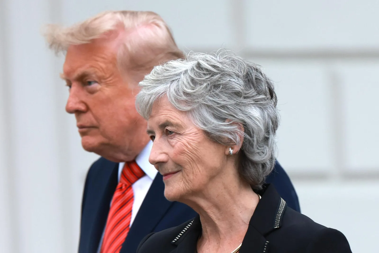 Presidente da Irlanda recebe Trump em visita fria e com honras militares em Dublin