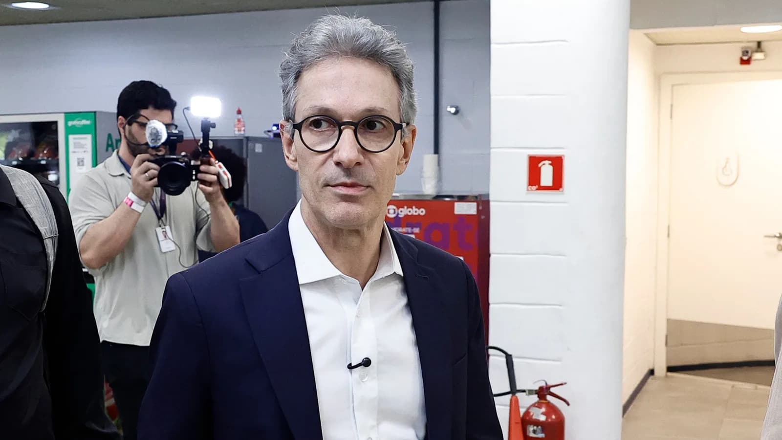 Zema vota com celular na cabine e TRE-MG abre apuração por crime eleitoral