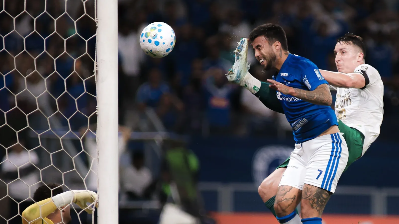 Cruzeiro vence a Chapecoense por 2 a 0 e avança às quartas da Copa do Brasil