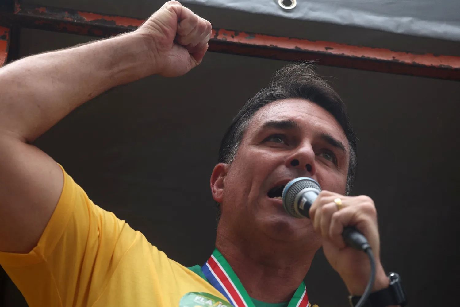 Flávio Bolsonaro usou jato de Vorcaro que meses depois serviu de transporte a Moraes