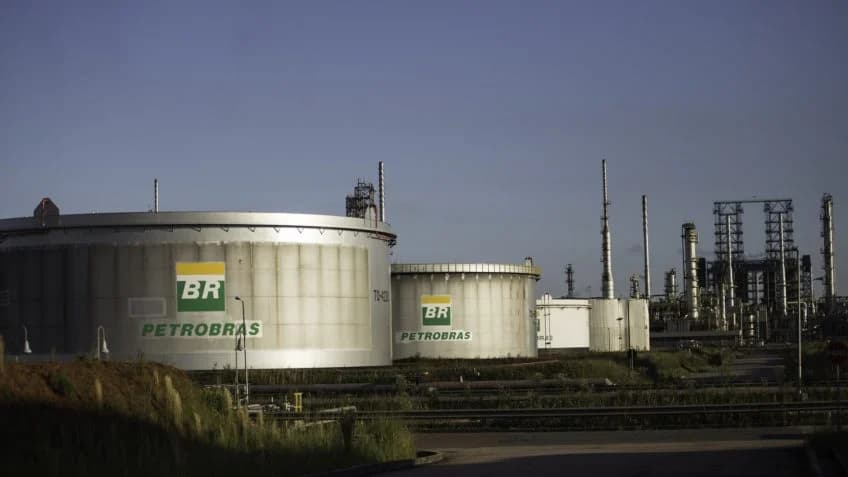 Petrobras recua e cancela reajuste extra da gasolina horas após anúncio