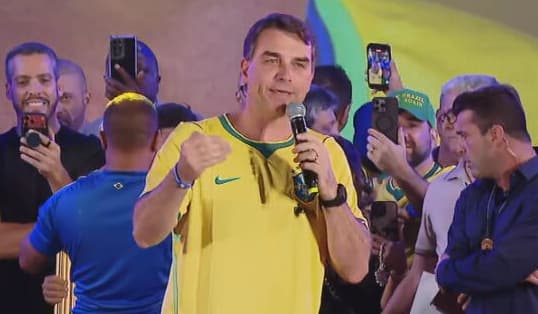 Flávio Bolsonaro define slogan de campanha à Presidência: "O Brasil vai vencer"