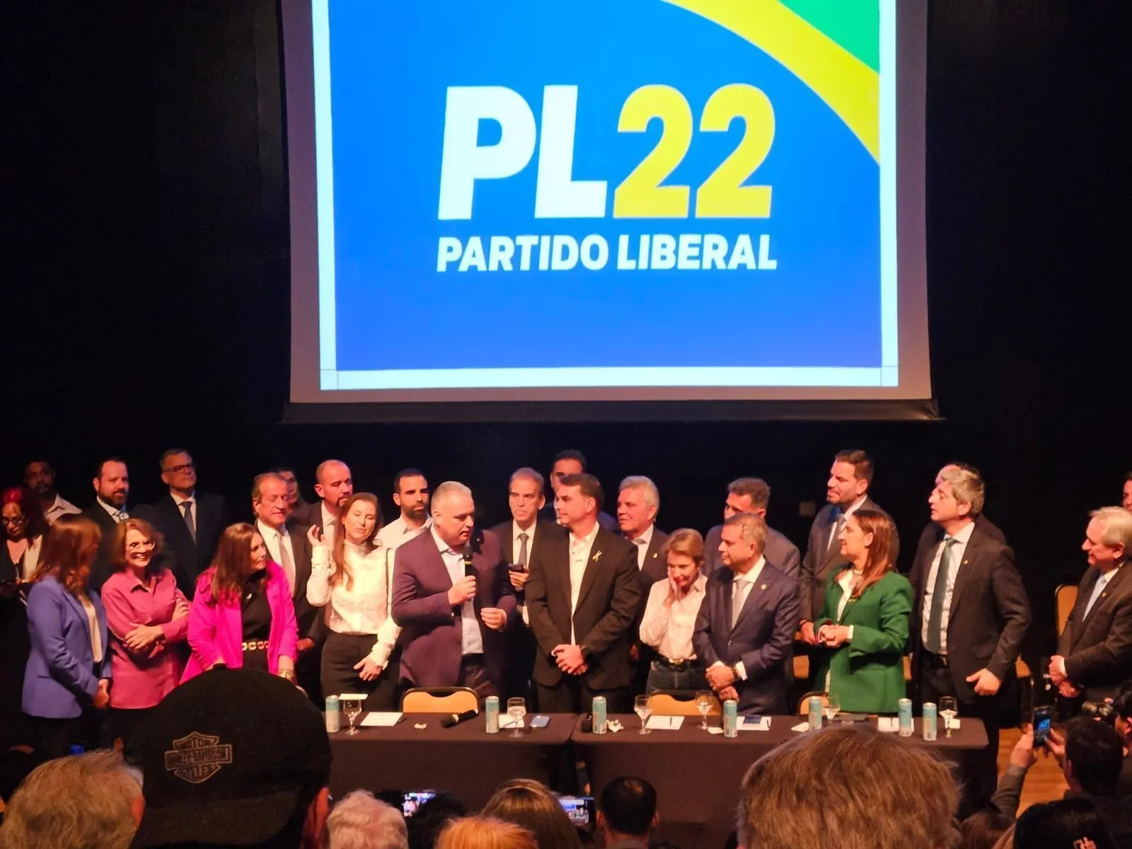 Flávio Bolsonaro anuncia Alfredo Gaspar como vice em chapa pura à Presidência
