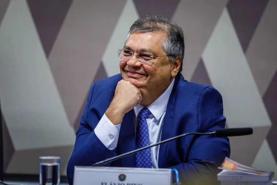 Flávio Bolsonaro recorre a Fux contra decisão de Dino sobre post de Nossa Senhora Aparecida