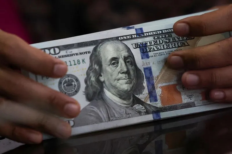 Brasileiros trocam compra única de dólar por aquisição gradual antes de viajar