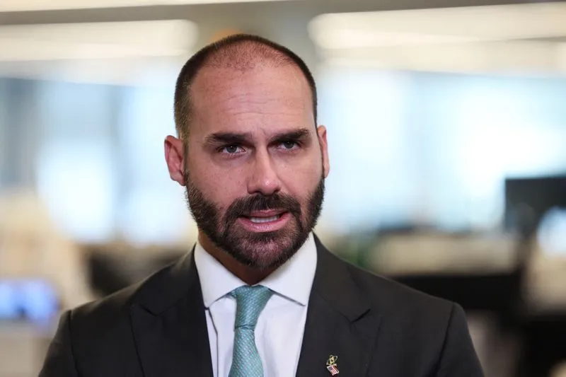 Moraes determina início da pena de Eduardo Bolsonaro e cancela seus passaportes