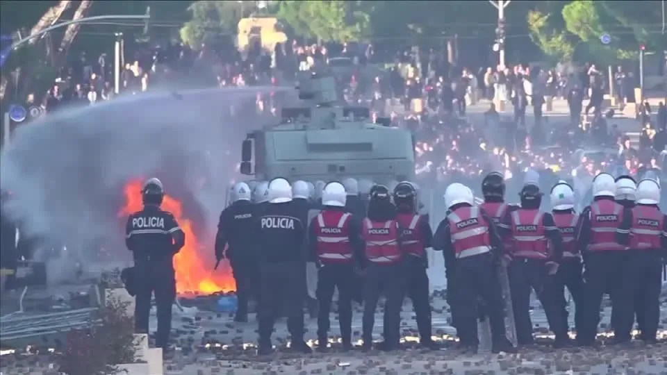 Protestos deixam rastro de destruição na Bélgica, Albânia e Tunísia