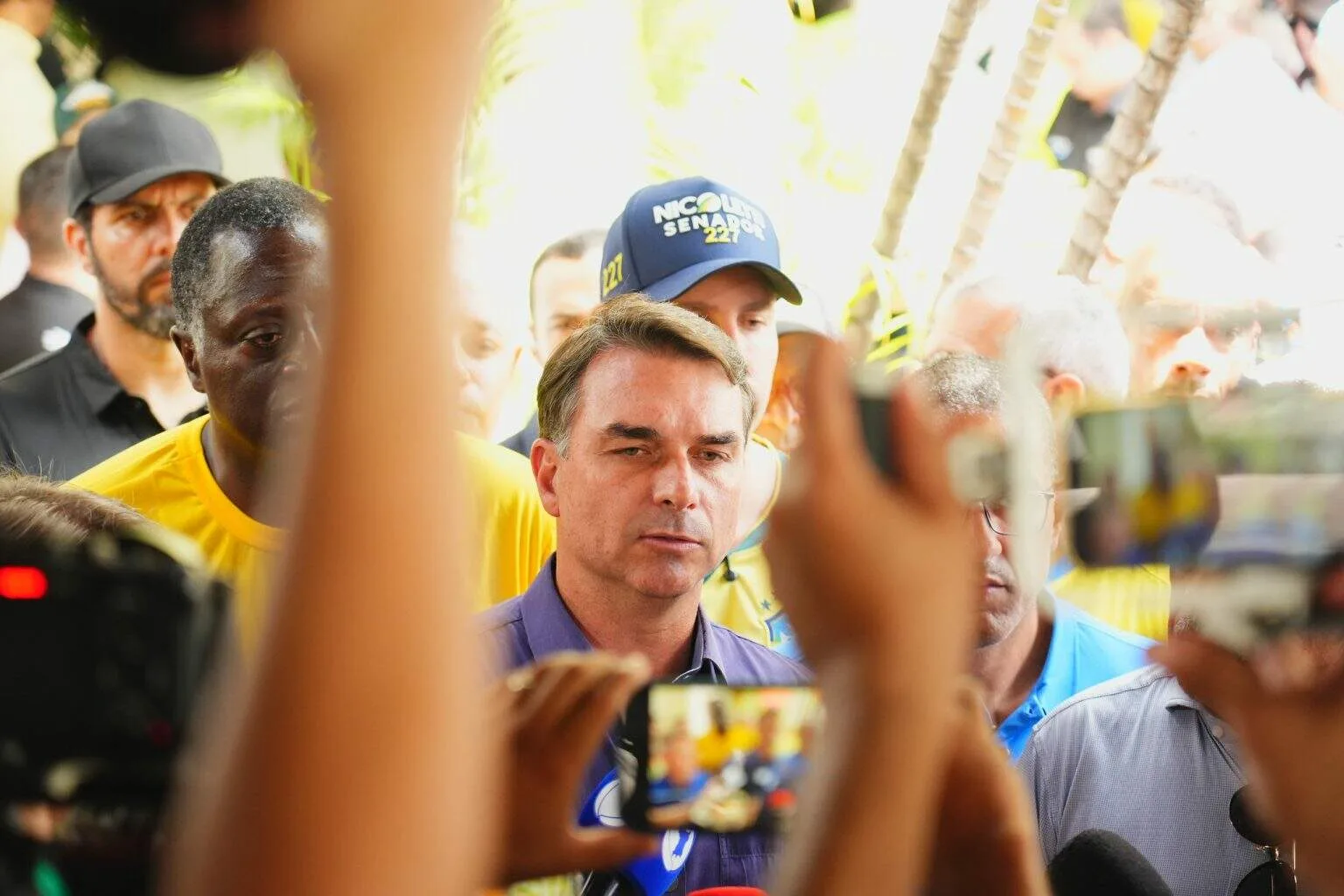 Flávio Bolsonaro desiste do debate da Globo horas antes da estreia