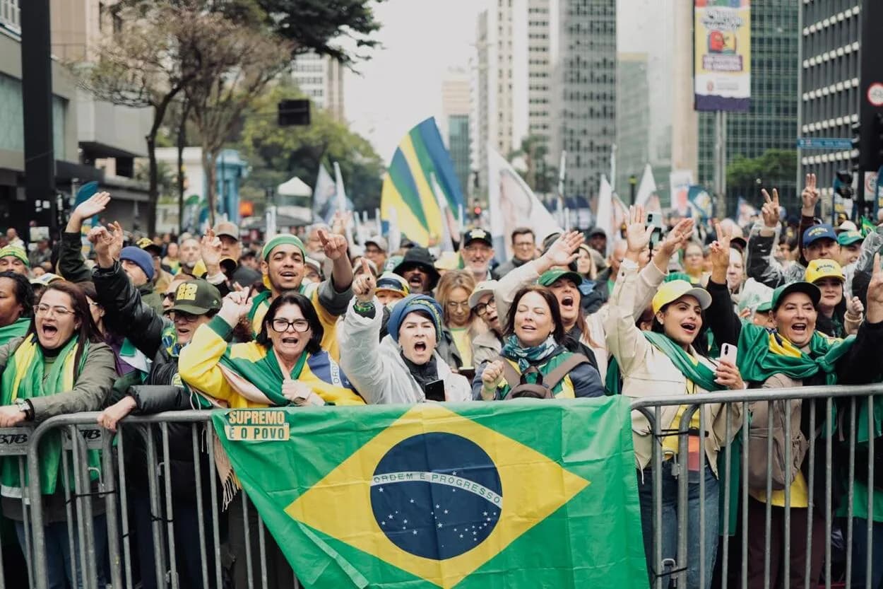 Flávio Bolsonaro discursa na Paulista e cobra impeachment de Moraes
