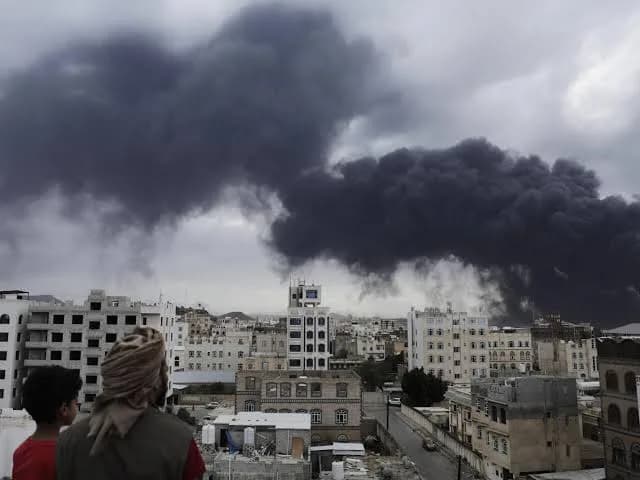 Houthis atacam aeroporto de Áden e intensificam combates no Iêmen