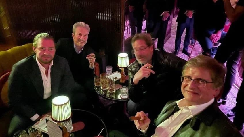 PF encontra foto de dono do Banco Master com procurador-geral fumando charuto em Londres