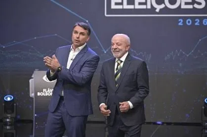 Lula e Flávio Bolsonaro trocam acusações no 1º debate do 2º turno na Band