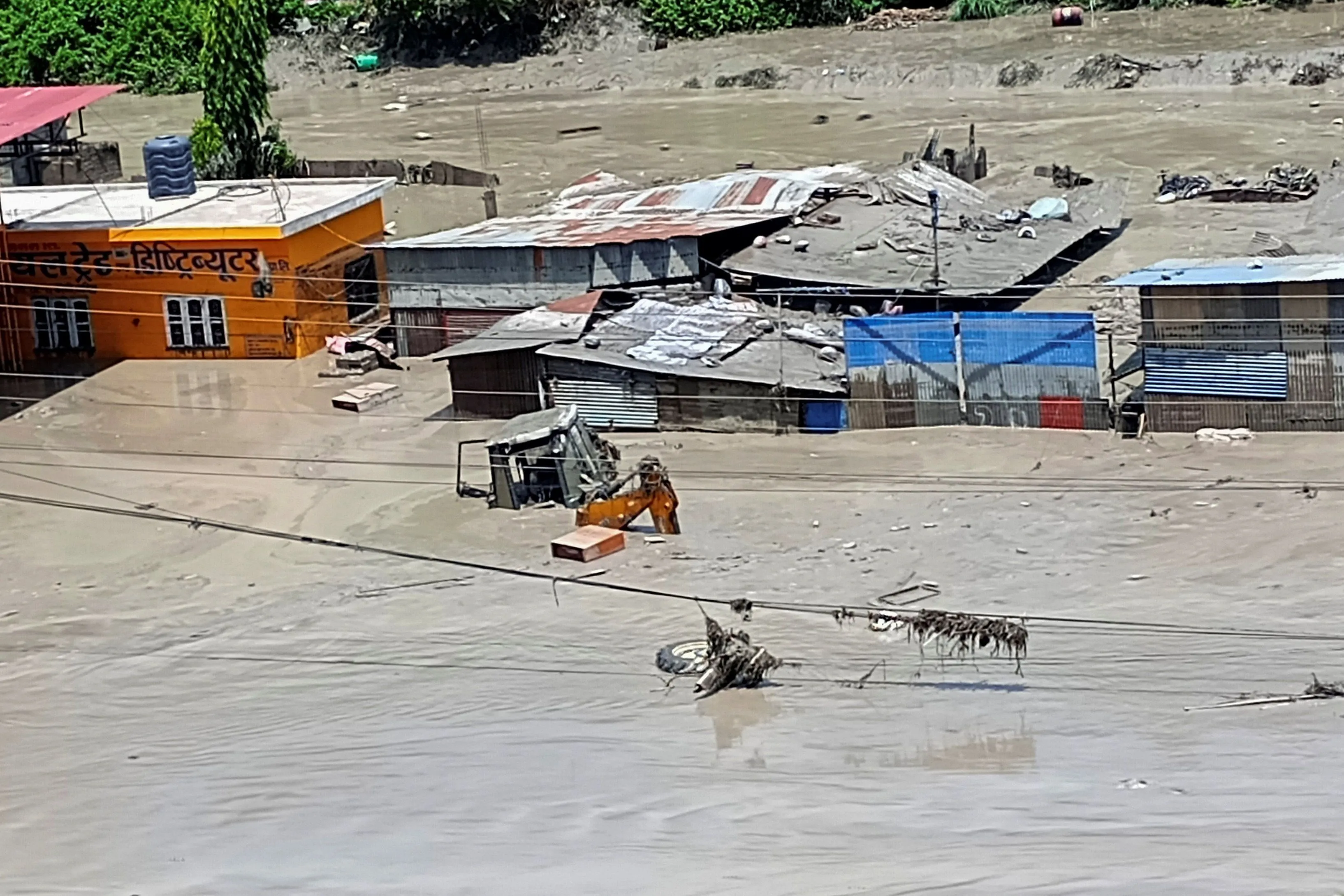 Enchente no Nepal deixa 384 turistas desaparecidos na fronteira com o Tibete