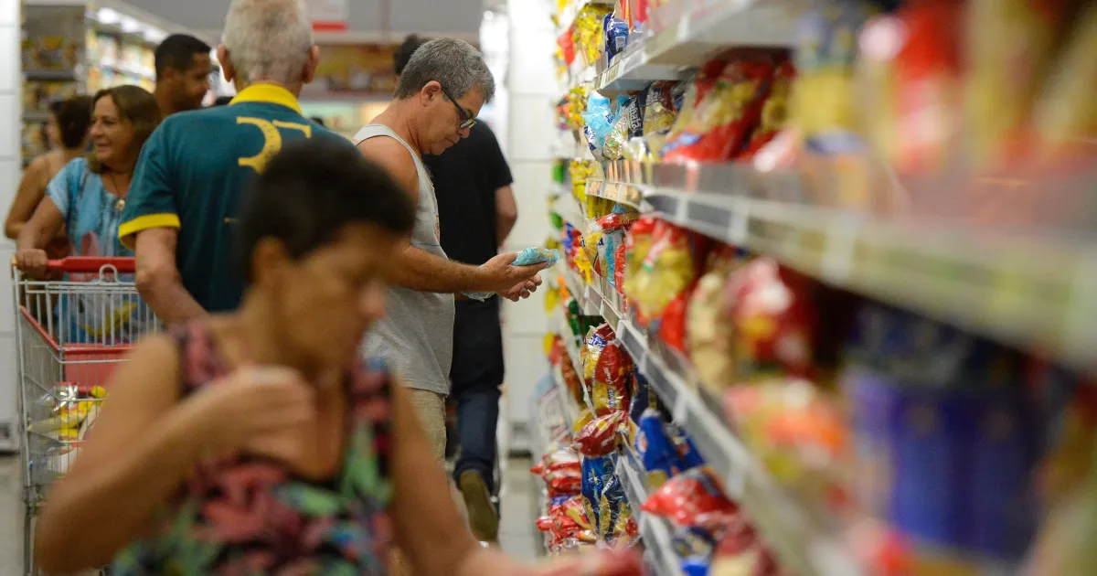 Confiança do consumidor cai em julho e atinge menor nível desde março, diz FGV
