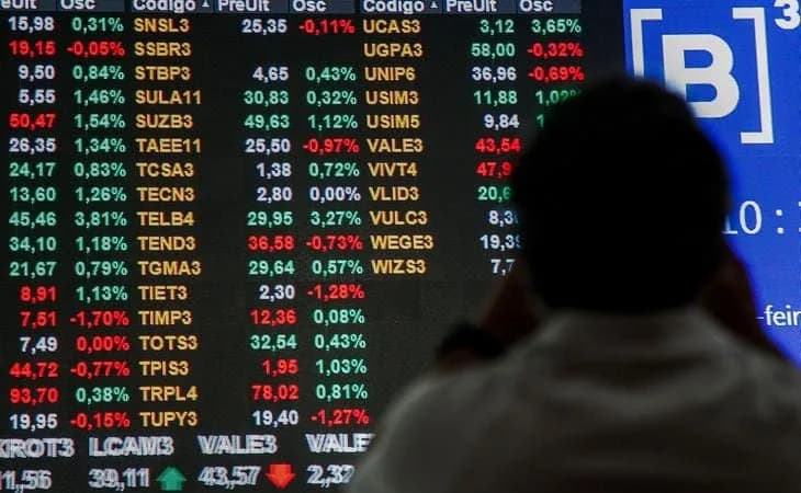 Ibovespa cai 2,50% e fecha no menor nível desde janeiro; dólar sobe a R$ 5,16