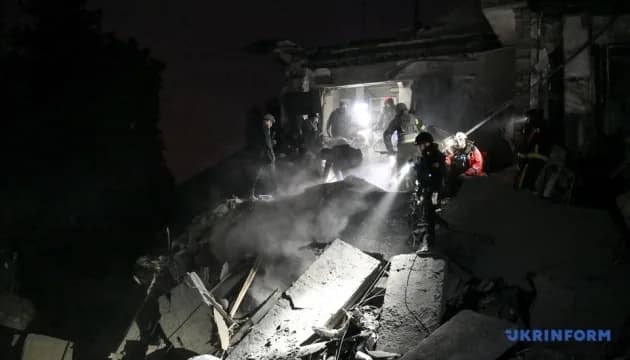 Ataque russo com bombas a prédios em Zaporíjia mata 12, incluindo três crianças