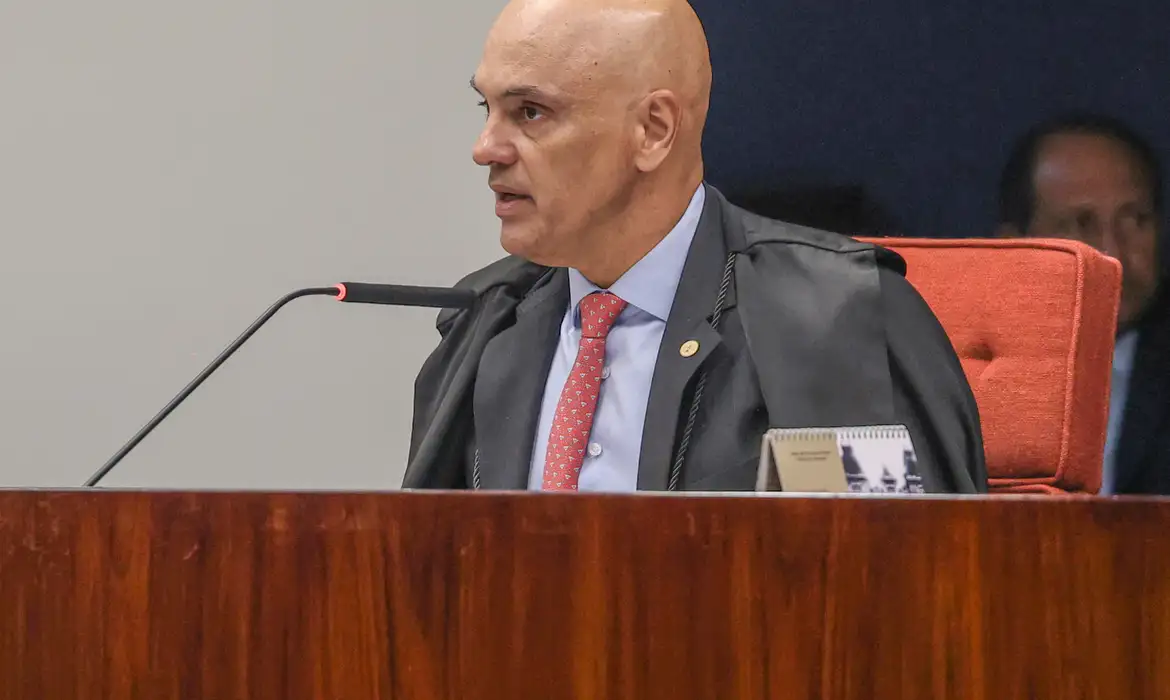 Moraes dá 15 dias à PGR após Flávio Bolsonaro faltar a depoimento na PF