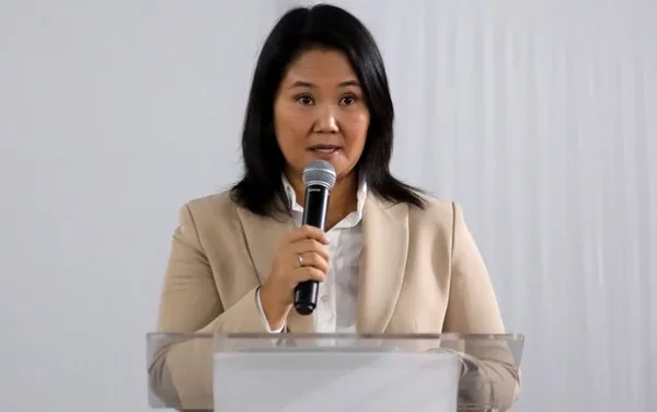 Governo de Keiko Fujimori quer proibir maquiagem e cabelo tingido em escolas do Peru