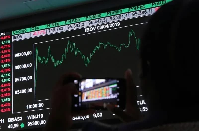 Ibovespa bate recorde intradiário e dólar cai com pesquisa eleitoral