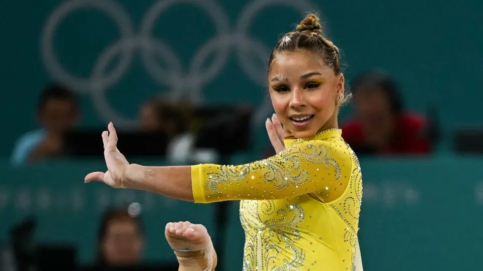 Flávia Saraiva conquista ouro nas barras assimétricas na Copa do Mundo de Ginástica