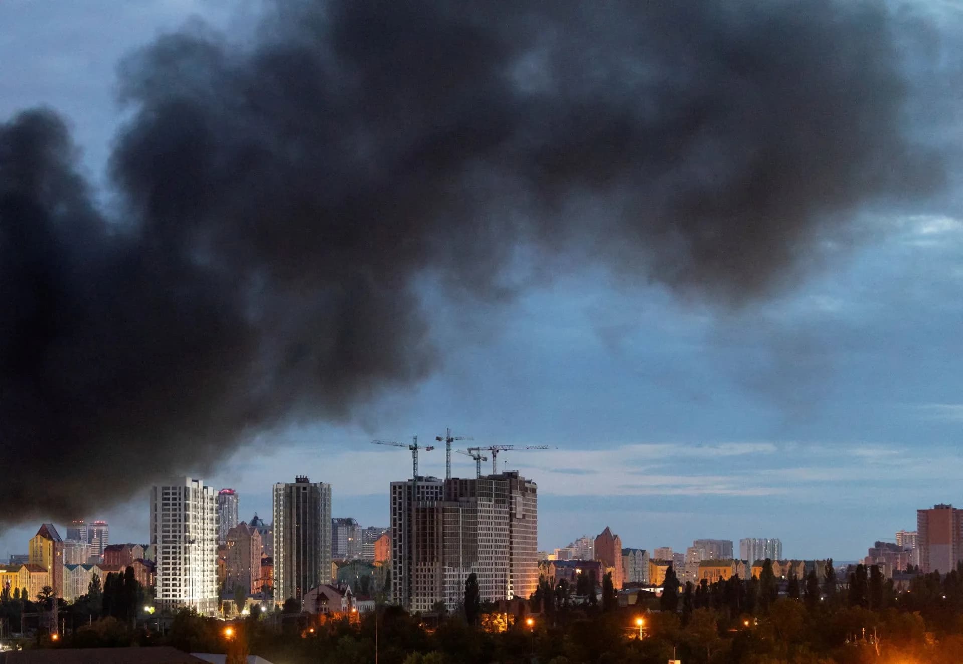 Ataques russos matam civis em Dnipro e tensão entre Kiev e Moscou aumenta