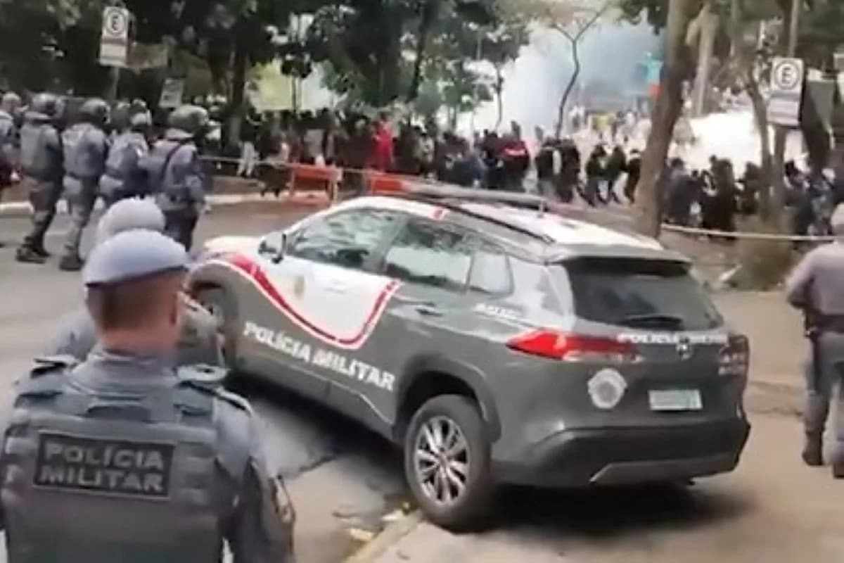 PM dispersa manifestantes com gás lacrimogêneo antes de ato de Flávio Bolsonaro na Paulista