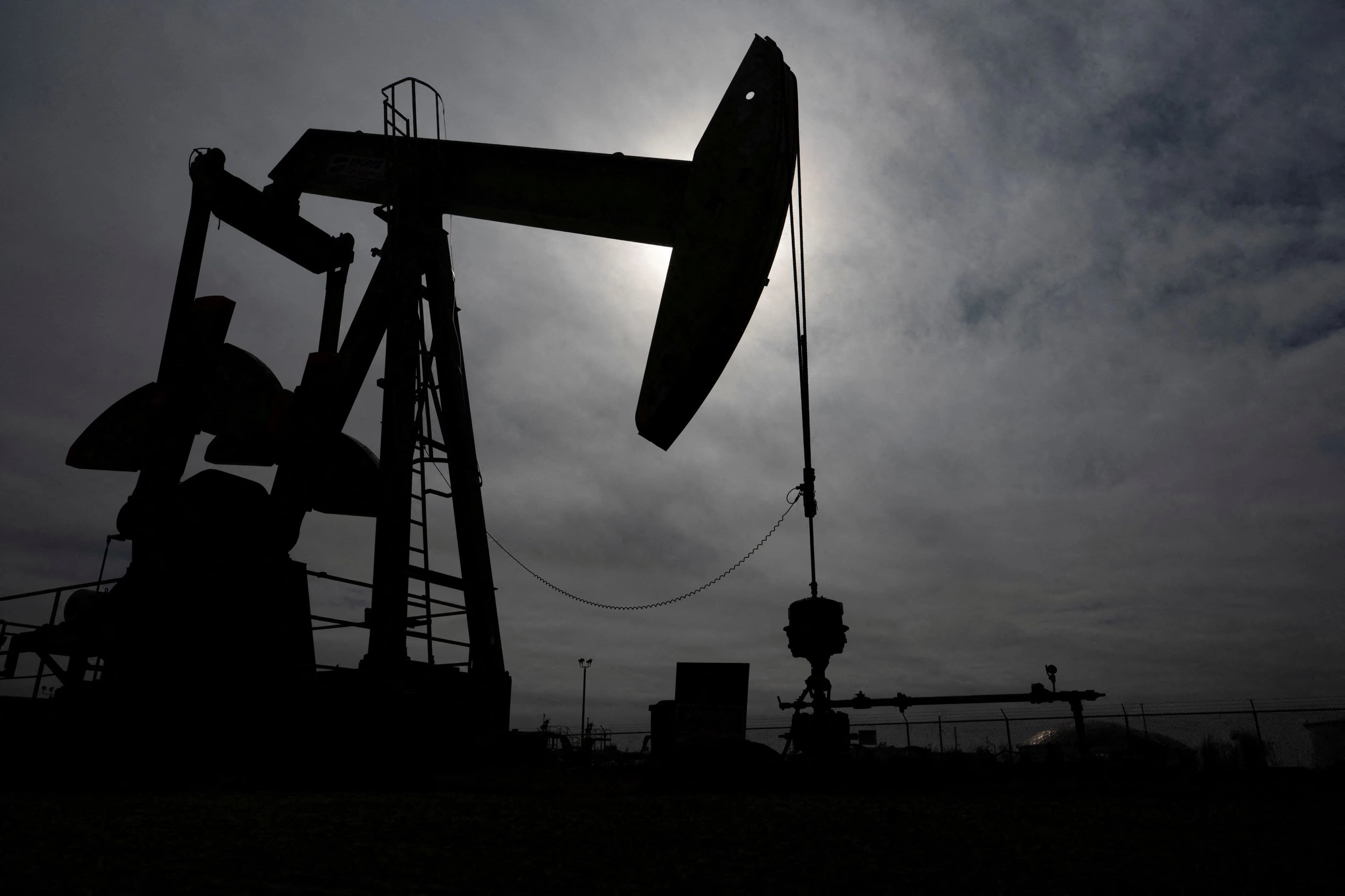 Petróleo fecha em alta com escalada de ataques no Oriente Médio
