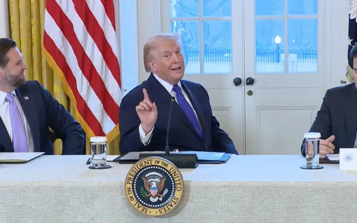 Trump nega negociações com o Irã e mantém bloqueio naval no Estreito de Ormuz