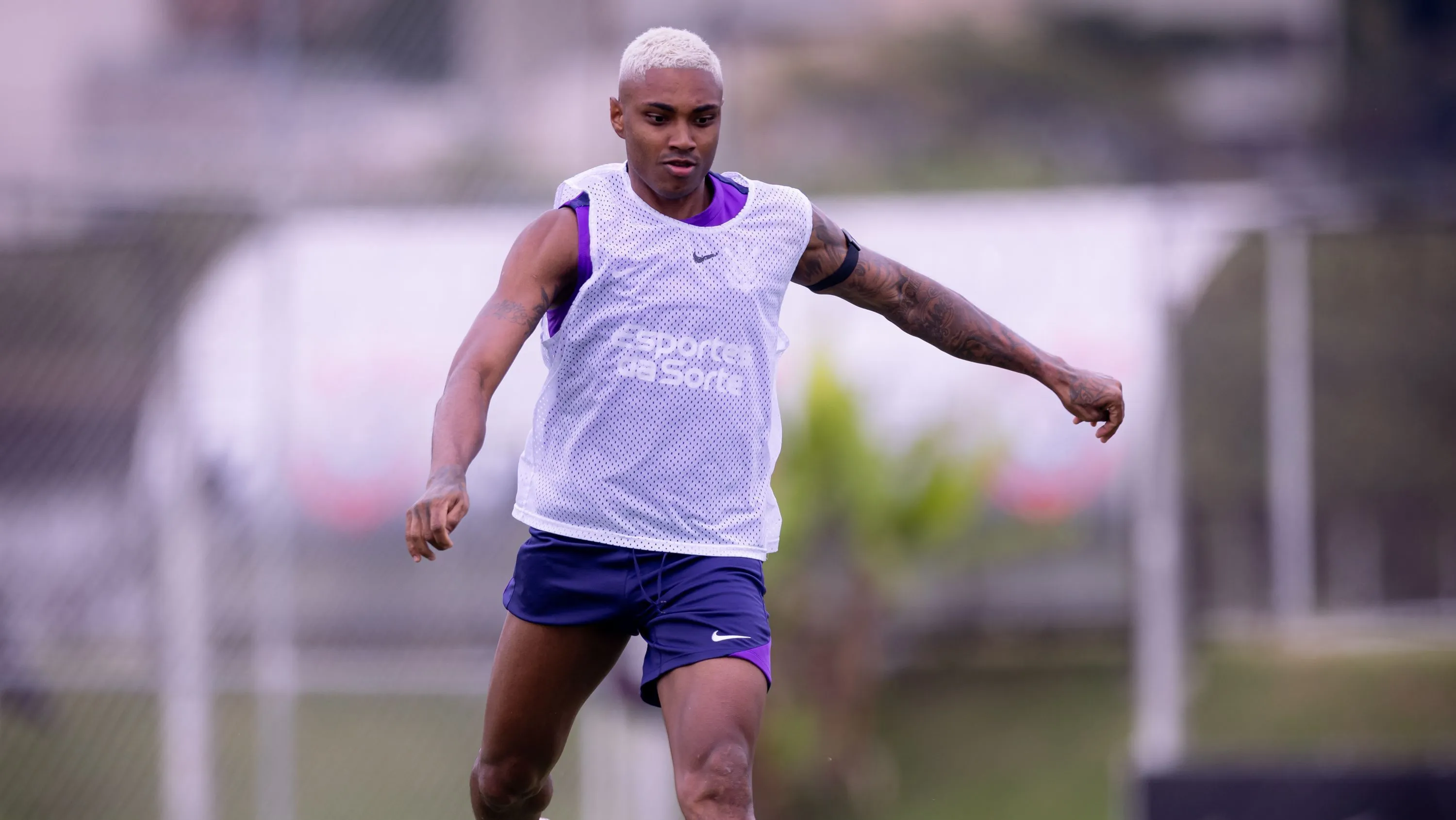 Vitinho, do Corinthians, lesiona joelho e passará por cirurgia