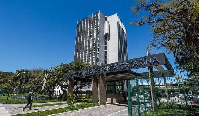 Justiça de SC condena homem a pagar R$ 75 mil por beijar menina à força
