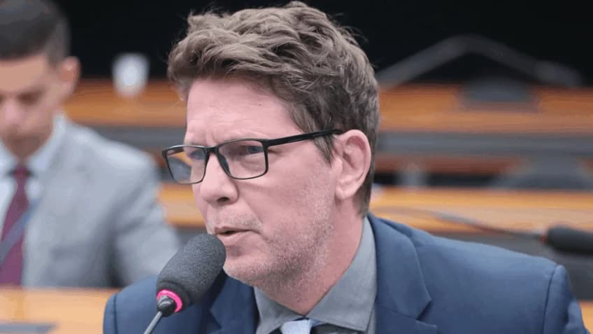 PF faz operação contra deputado Mario Frias por financiamento do filme "Dark Horse"