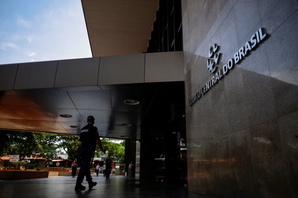 Boletim Focus reduz projeção da Selic para 13,50% em 2026 e eleva previsão de inflação
