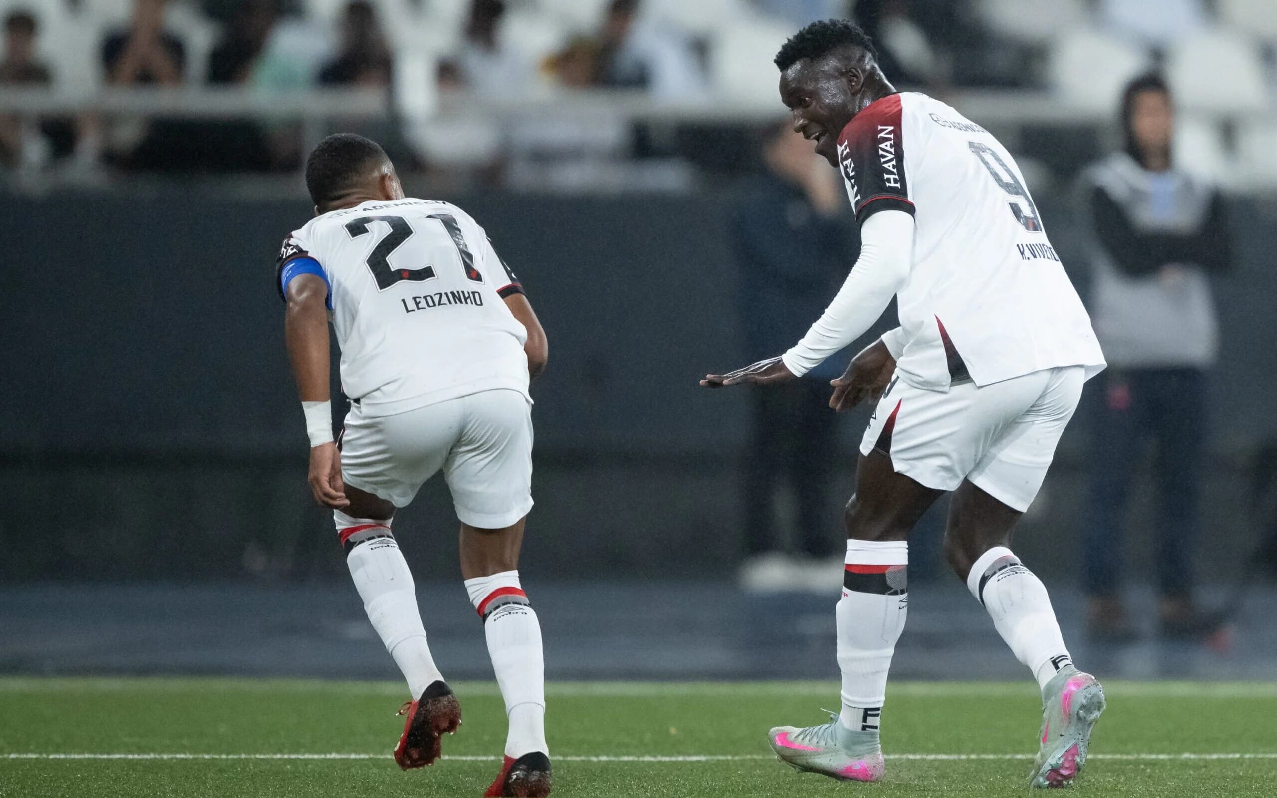 Athletico-PR vence o Botafogo por 3 a 2 no Nilton Santos e mantém invencibilidade