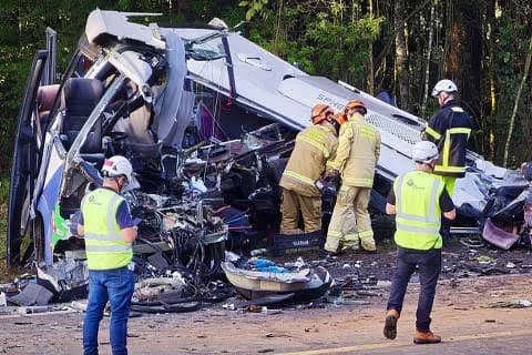 Acidente entre micro-ônibus e carreta mata 23 no Paraná
