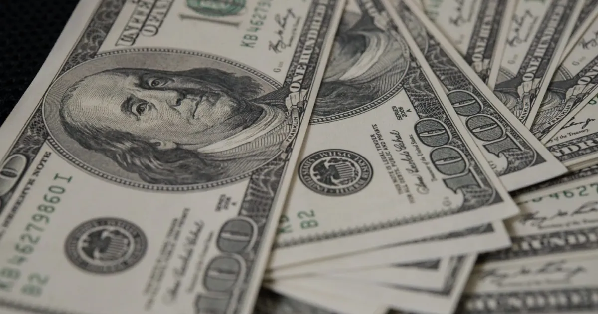 Dólar sobe nesta sexta-feira com pesquisa eleitoral e expectativa pelo payroll dos EUA