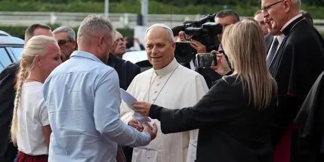 Papa Leão XIV reaparece em público após cirurgia e lidera oração no Vaticano