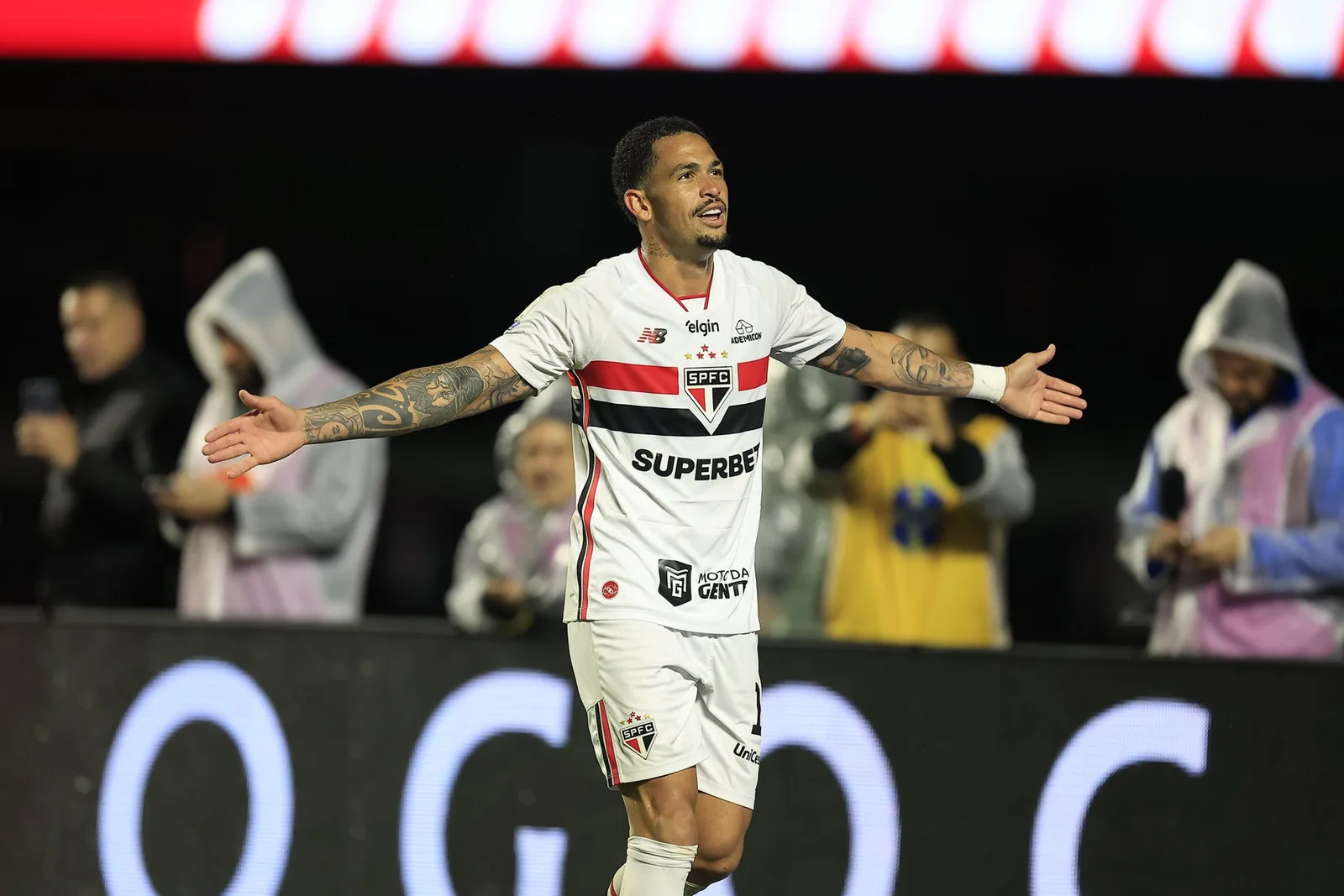 São Paulo vira nos minutos finais e vence Atlético-MG por 2 a 0 no Brasileirão
