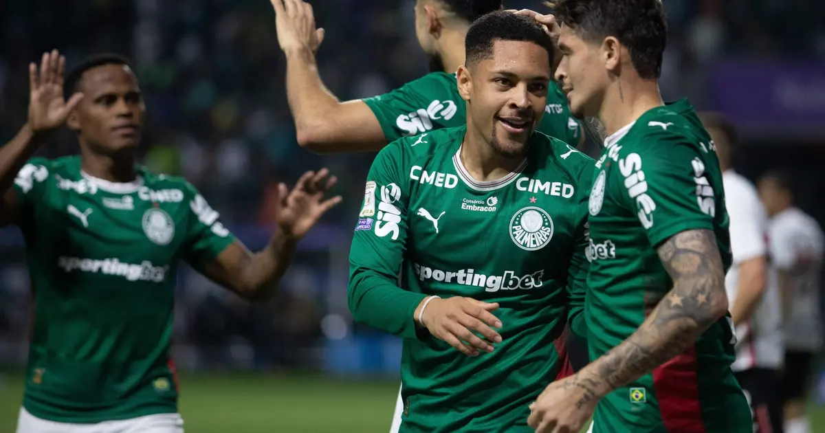 Palmeiras vence São Paulo com um a mais e assume a liderança provisória do Brasileirão