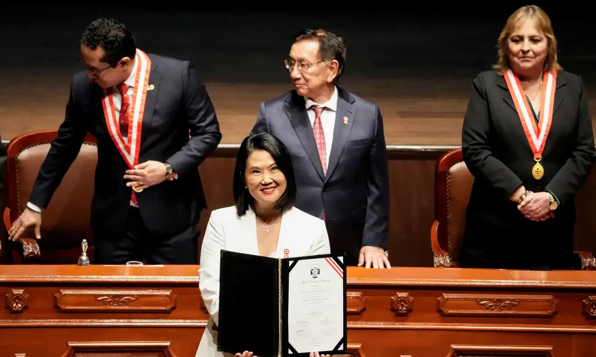 Keiko Fujimori toma posse e se torna primeira mulher presidente do Peru