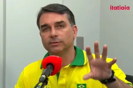 Flávio Bolsonaro diz que corrupção do INSS chegou ao gabinete de Lula