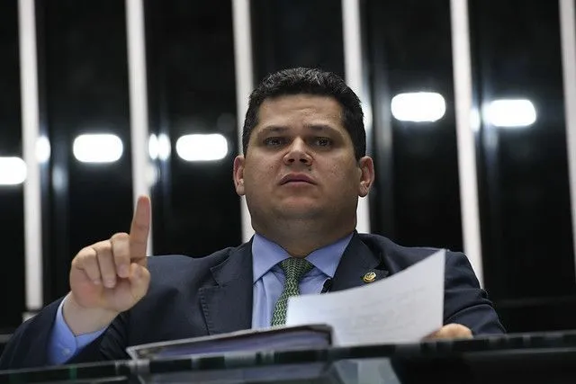 Alcolumbre destrava PEC do fim da escala 6x1 e PEC da Segurança após reunião com Lula