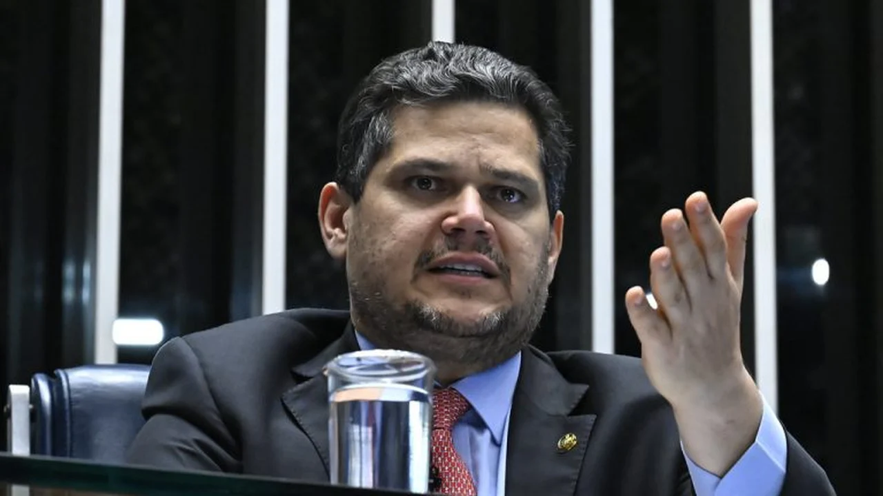 Alcolumbre defende Moraes e cobra Flávio Bolsonaro por pedido de R$ 130 milhões a Vorcaro
