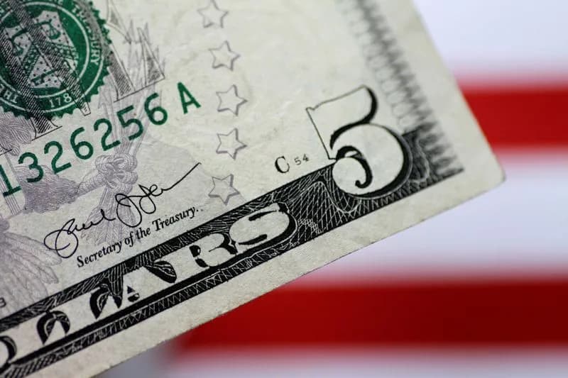 Dólar cai mais de 4% e Ibovespa futuro sobe 8% na reabertura após 1º turno