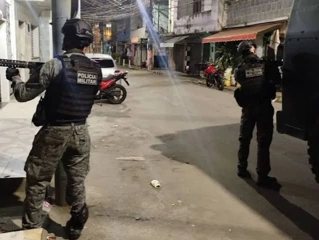 Polícia faz operação contra quadrilha de roubo de cargas com elo na Maré