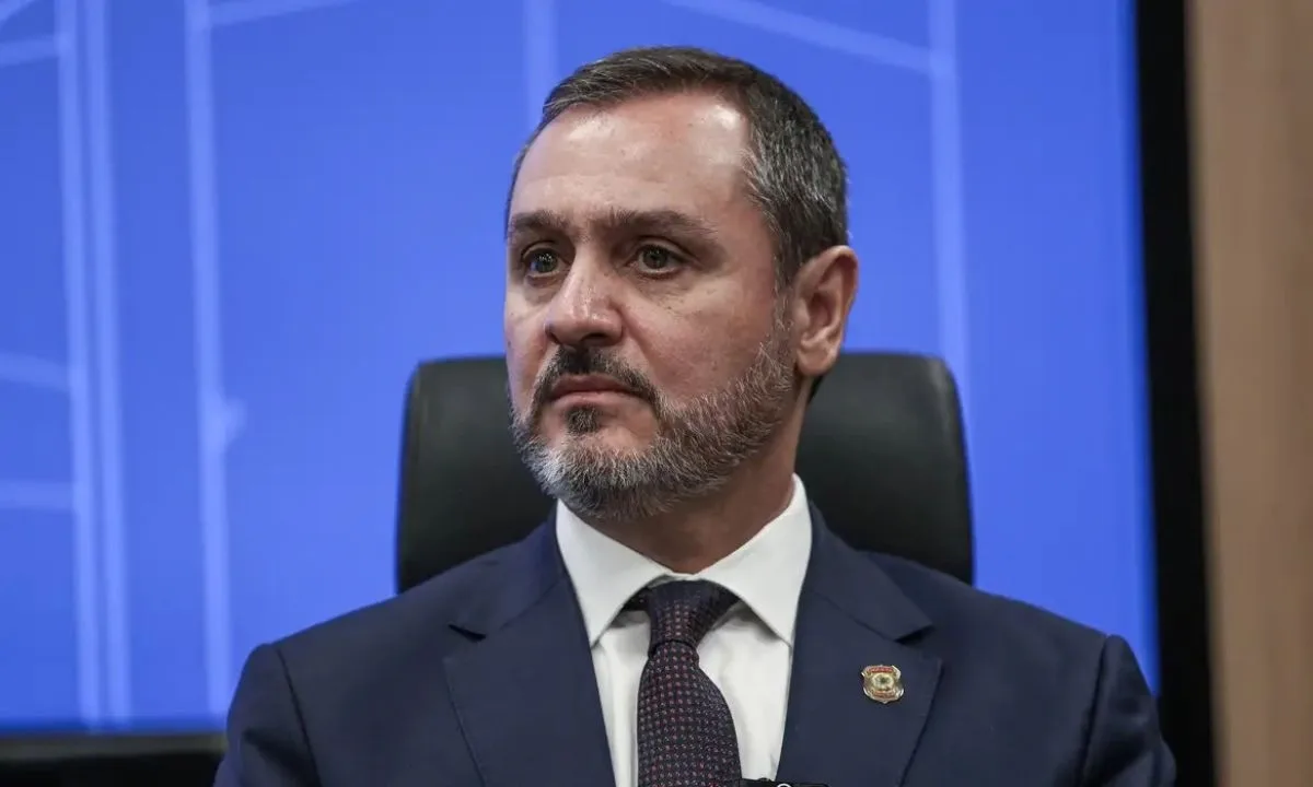 Flávio Bolsonaro pede à Justiça Eleitoral investigação contra diretor da PF