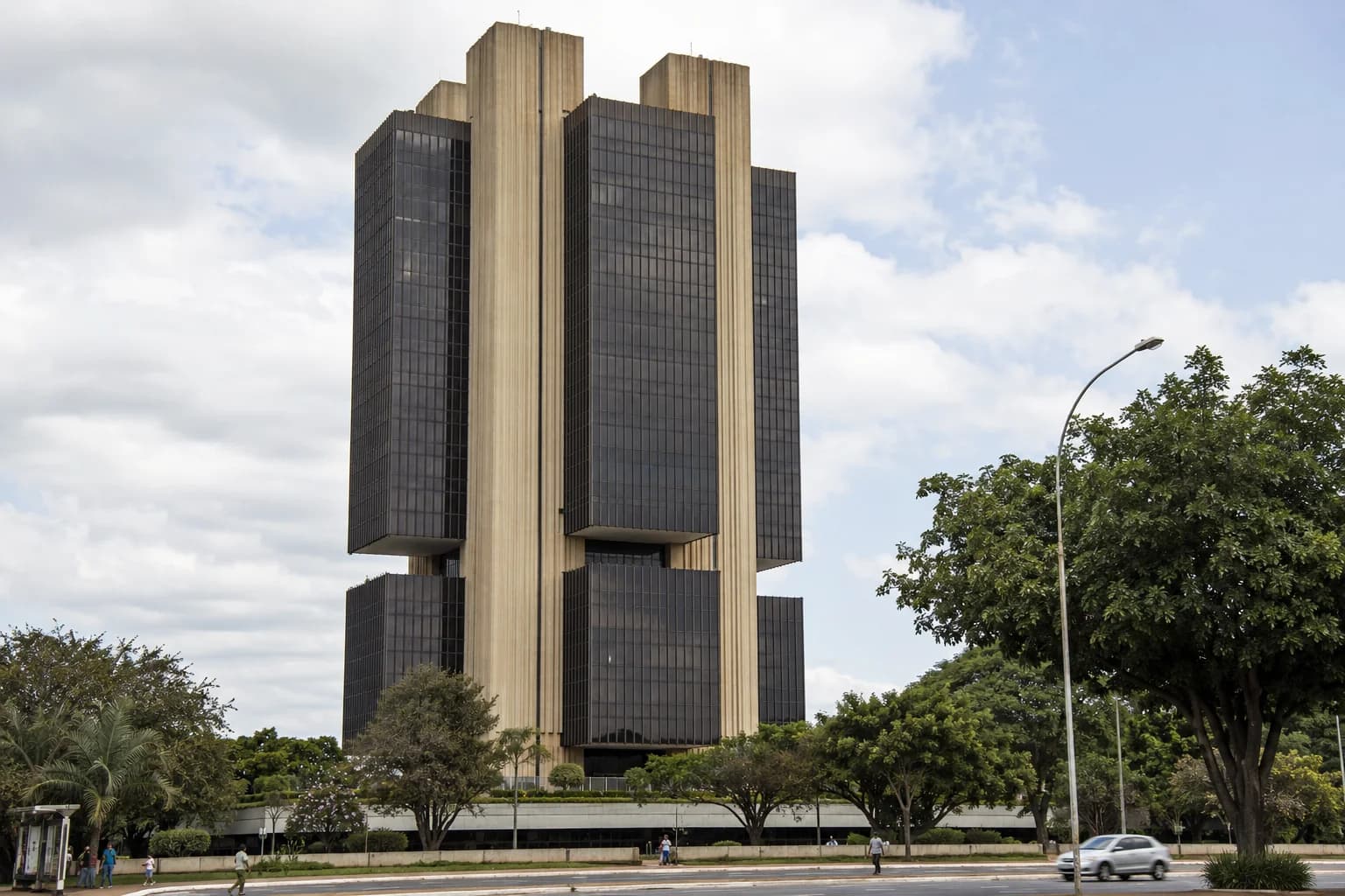 Copom corta Selic em 0,25 ponto e leva taxa a 14% ao ano