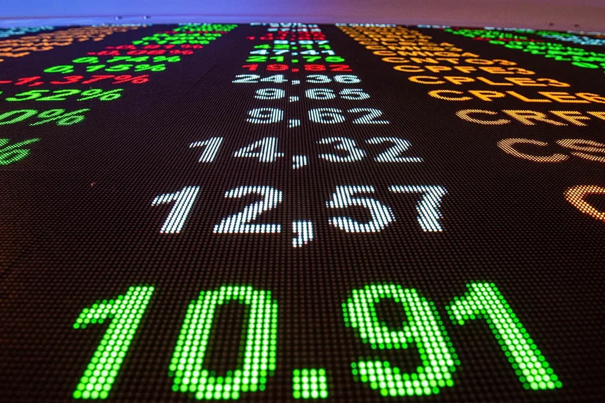 Ibovespa fecha em alta e volta aos 187 mil pontos; dólar sobe a R$ 5,22