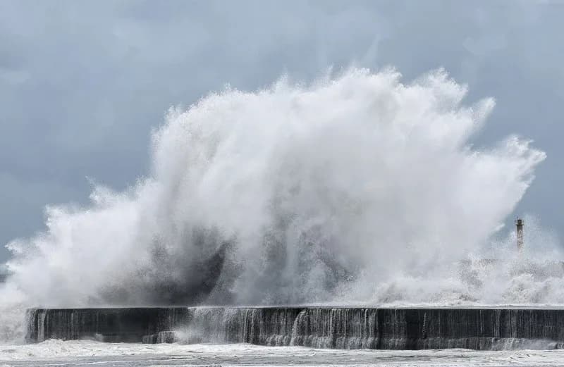 Tufão Bavi atinge a China após evacuação de mais de 1 milhão de pessoas