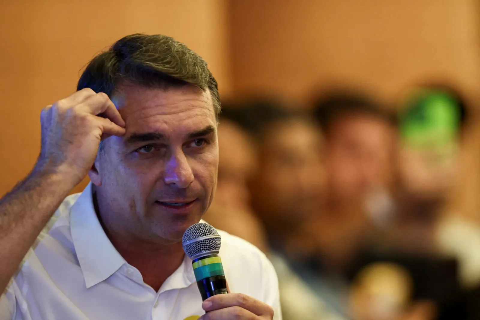 Flávio Bolsonaro diz que modelo de El Salvador "é pouco" para plano de segurança