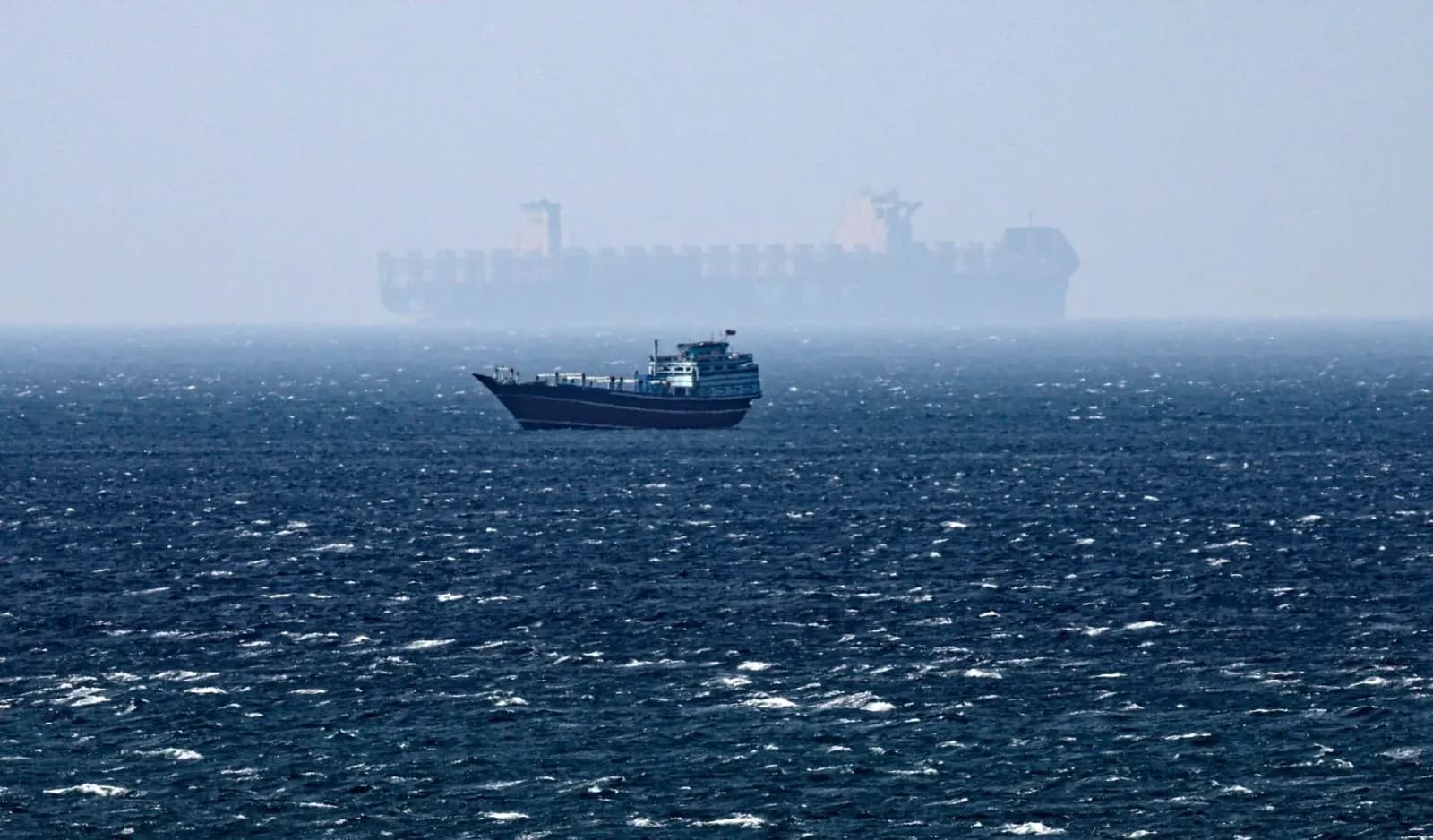 Ataque do Irã a petroleiros dos Emirados no Estreito de Ormuz mata tripulante indiano